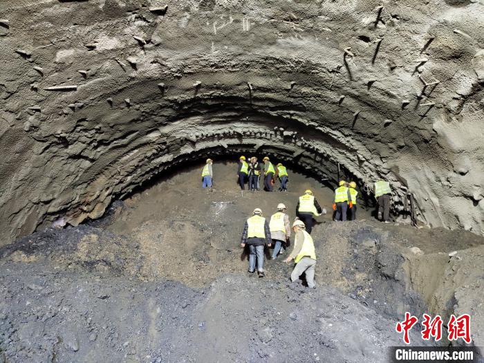 圖為久馬高速查針梁子隧道施工現(xiàn)場?！⊥貔i 攝