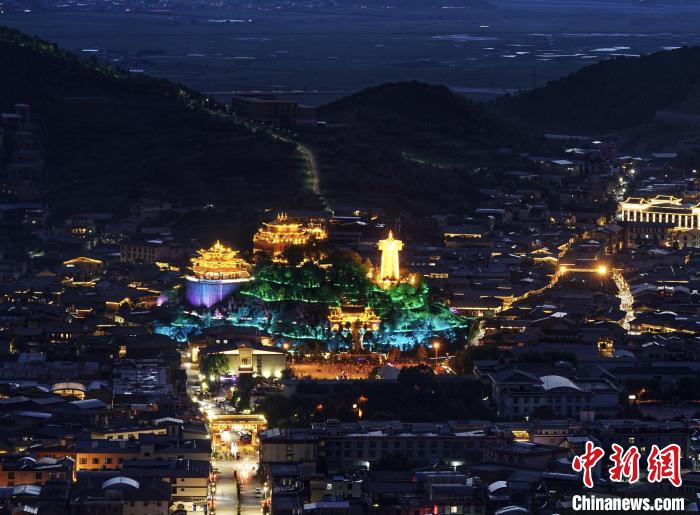 圖為滇藏茶馬古道重鎮(zhèn)獨(dú)克宗古城已成為知名旅游景點(diǎn)?！『蜁匝?攝