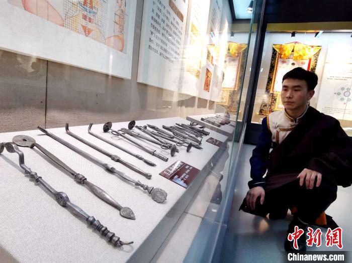 圖為陳展的藏醫(yī)手術器械?！?zhí)砀?攝