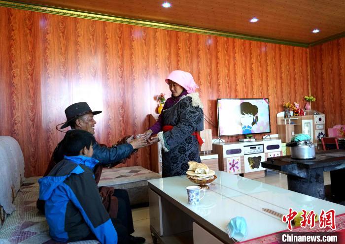 圖為易地搬遷后的哇保家?！〔彭検步?攝