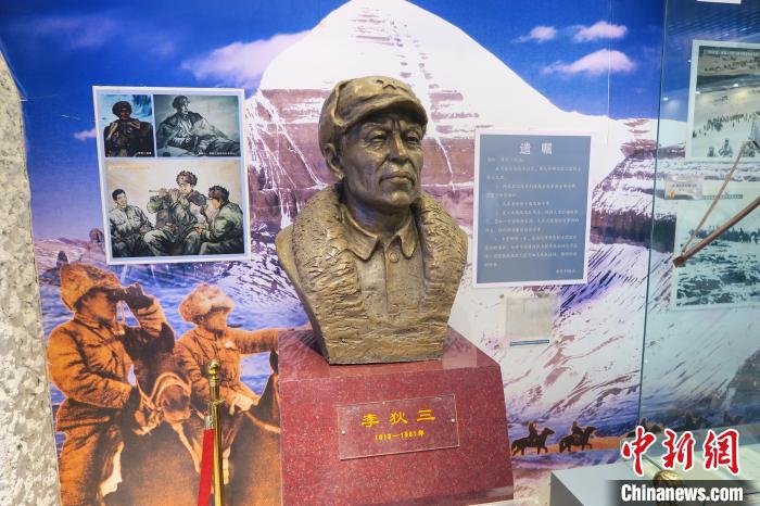 圖為南疆軍區(qū)某合成團1連榮譽室，雕像是進藏先遣英雄連總指揮李狄三?！畛坛?攝