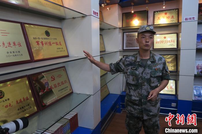 圖為南疆軍區(qū)某合成團1連連長齊楠?！畛坛?攝