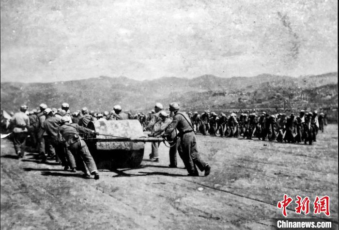 十八軍戰(zhàn)士修建機(jī)場(chǎng)跑道。(歷史圖片由十八軍后代張小康提供，劉炳科翻拍)