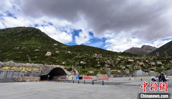 已建成通車(chē)的雀兒山隧道。　劉忠俊 攝