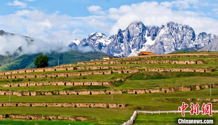 十八軍甘孜窯洞群?！⒅铱?攝