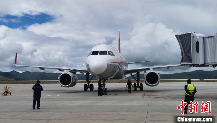 康定機(jī)場(chǎng)一架航班降落?！⒅铱?攝