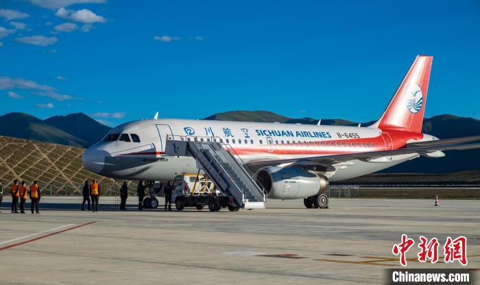 甘孜格薩爾機(jī)場(chǎng)?！⒈?攝