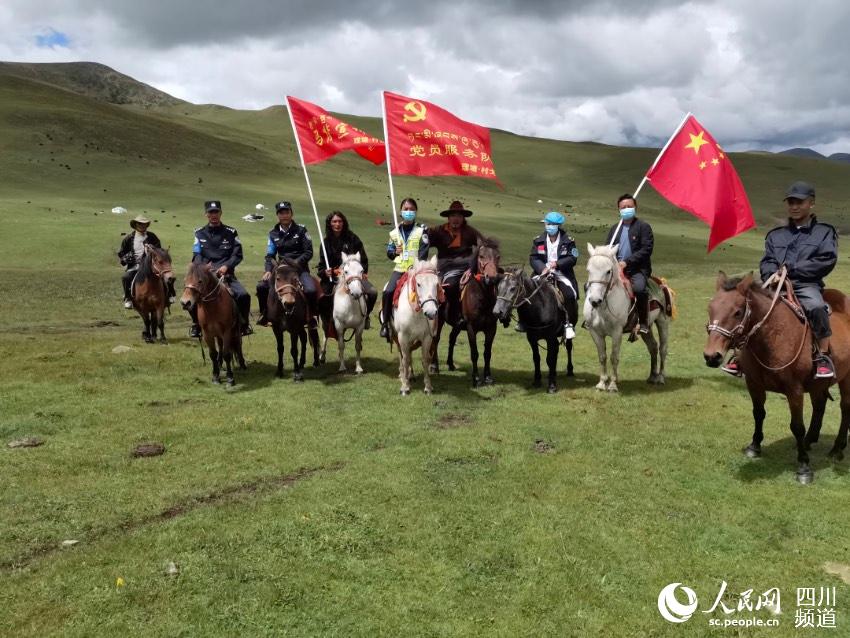 馬背宣講隊(duì)。巴登攝