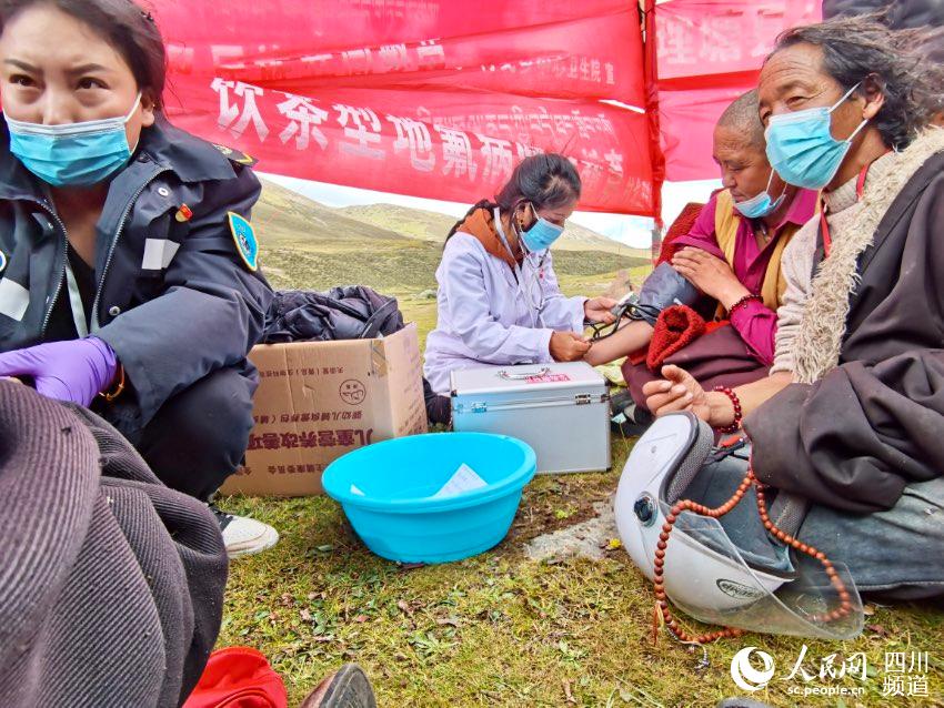給牧民檢查身體。巴登攝