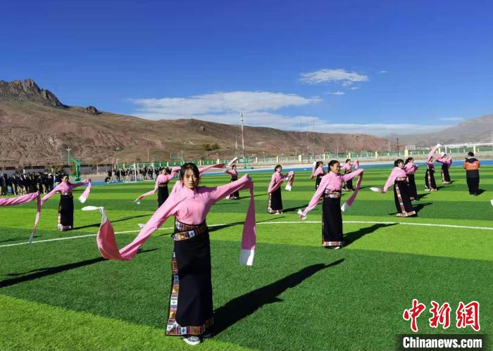圖為青海師范大學(xué)附屬玉樹實驗學(xué)校學(xué)生在綠茵場跳起囊謙古舞—卓根瑪。　白劼 攝