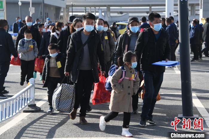 圖為搬遷民眾剛出火車站?！《P 攝