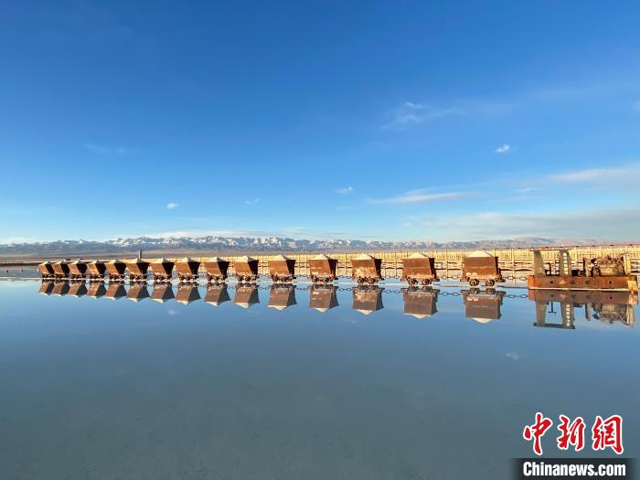 圖為小火車倒影在湖中，湖面如圖明鏡一般?！●R翔 攝