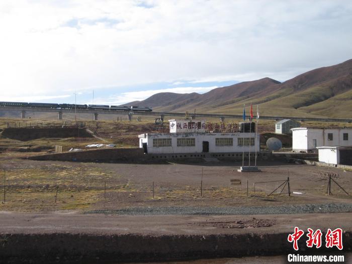 圖為青藏鐵路通車后列車經(jīng)過中鐵西北院風(fēng)火山觀測站。(資料圖) 中鐵西北科學(xué)研究院供圖