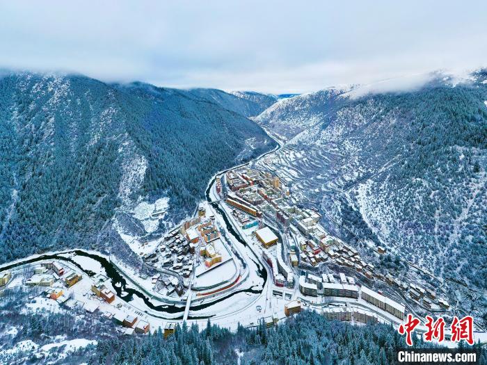 壤塘的雪后美景?！∪捞量h融媒體中心供圖