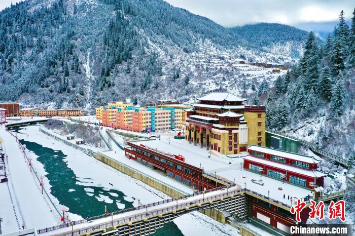 壤塘的雪后美景?！∪捞量h融媒體中心供圖