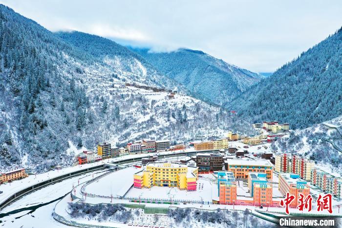 壤塘的雪后美景?！∪捞量h融媒體中心供圖