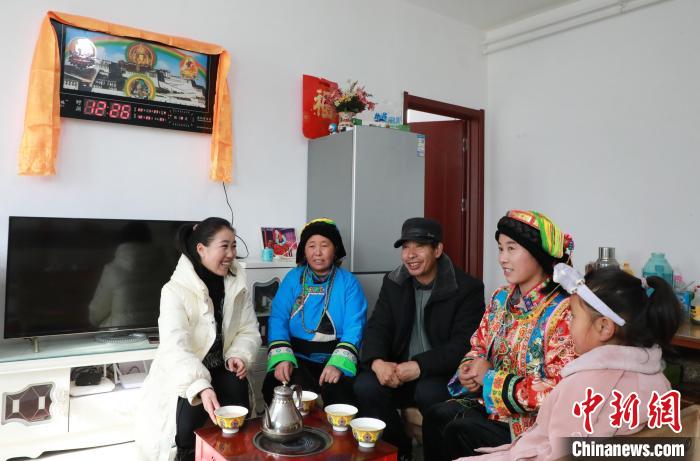 新家是兩層小樓房，一樓布置得充滿現(xiàn)代感，喝著藏式奶茶，一家人聊著今年春節(jié)怎么過(guò)?！《∷?攝