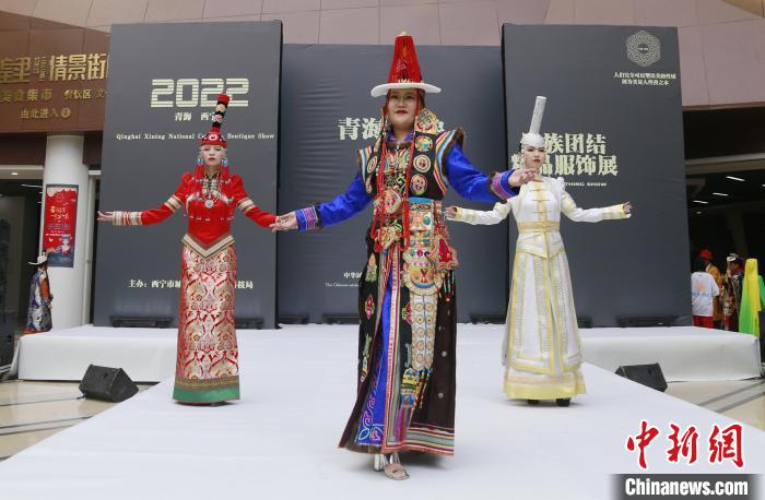 圖為模特展示蒙古族服飾?！●R銘言 攝