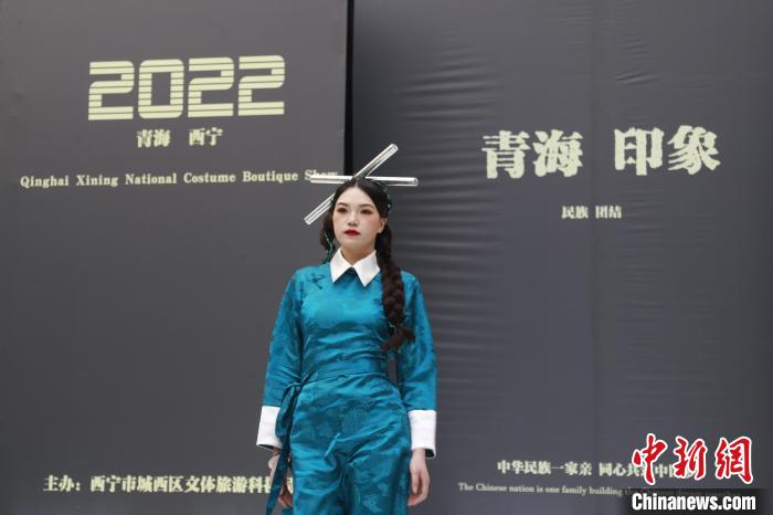 圖為模特展示少數(shù)民族服飾?！●R銘言 攝