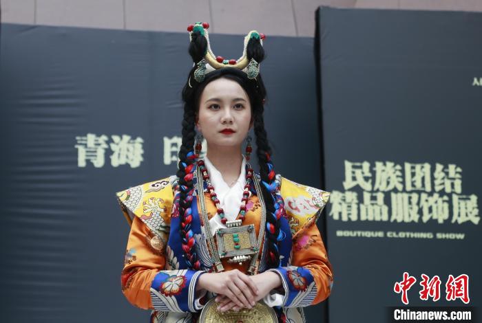 圖為模特展示藏族服飾?！●R銘言 攝