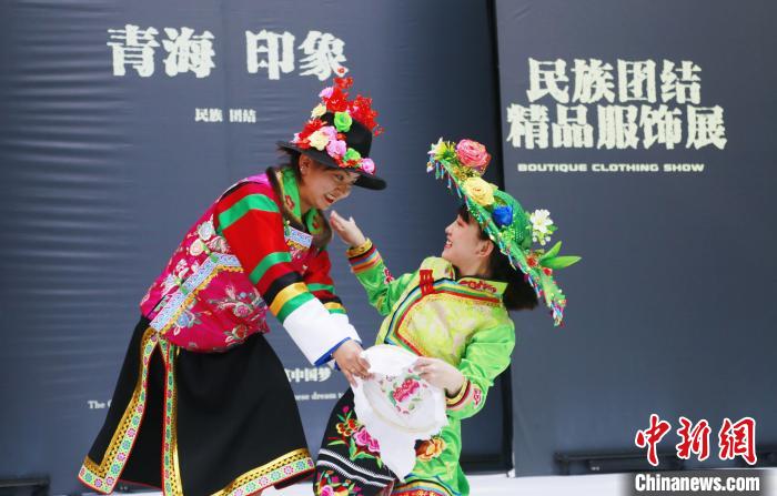 圖為模特身穿土族服飾進(jìn)行“土族刺繡”表演?！●R銘言 攝