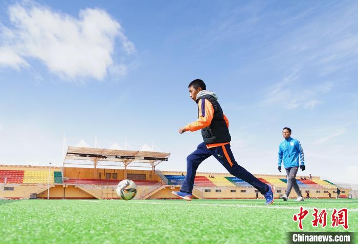 圖為一名男孩運(yùn)球射門(mén)。　馬銘言 攝