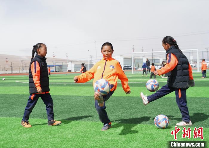 圖為孩子們進(jìn)行顛球訓(xùn)練。　馬銘言 攝