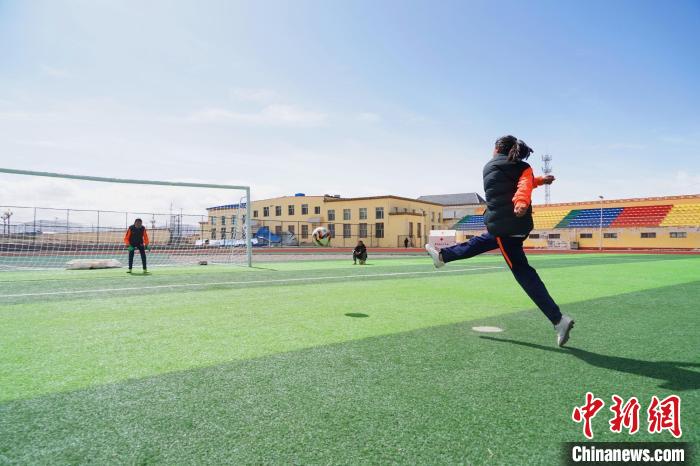 圖為一名女孩進(jìn)行射門訓(xùn)練。　馬銘言 攝