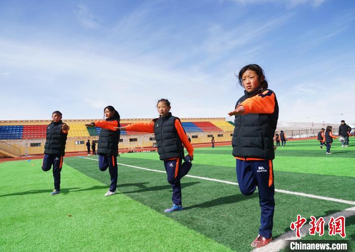 圖為孩子們正在熱身?！●R銘言 攝