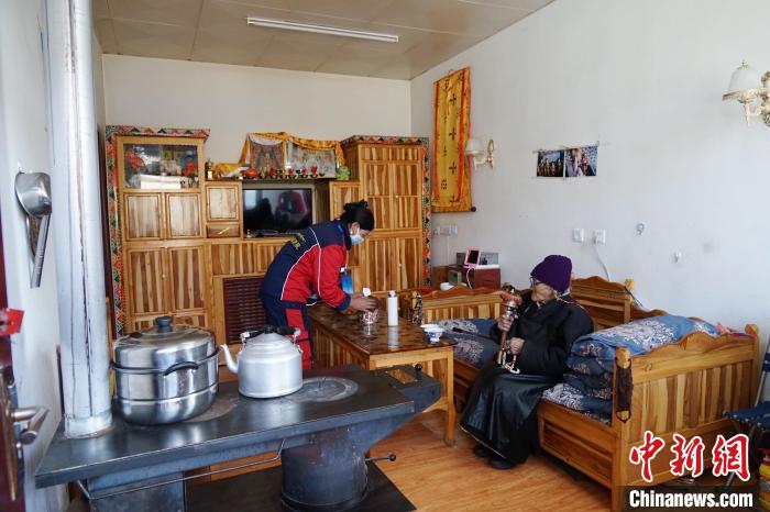 圖為敬老院護(hù)工為老人打掃屋內(nèi)衛(wèi)生?！●R銘言 攝