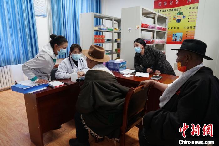 圖為骨科醫(yī)生為敬老院老人們進(jìn)行集中檢查?！●R銘言 攝