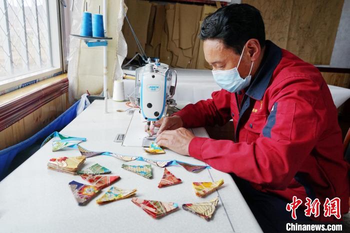 圖為工人正在制作藏式手工藝品。　馬銘言 攝