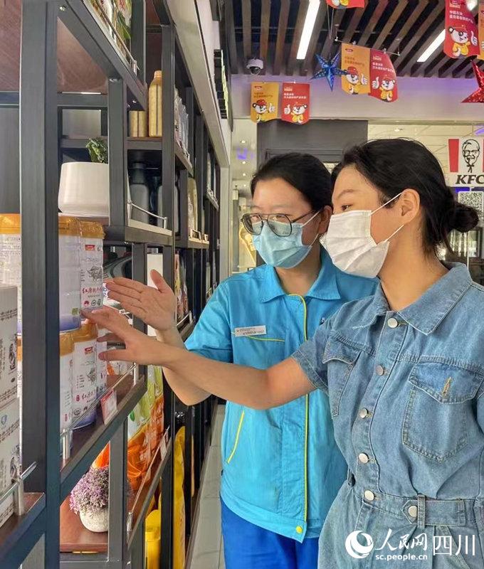 顧客可以在川內(nèi)中國石油加油站便利店內(nèi)選購到品質(zhì)純正的紅原奶粉。張霞攝