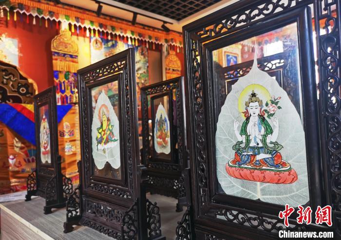 圖為久美尖措創(chuàng)作的藝術(shù)品?！?zhí)砀?攝