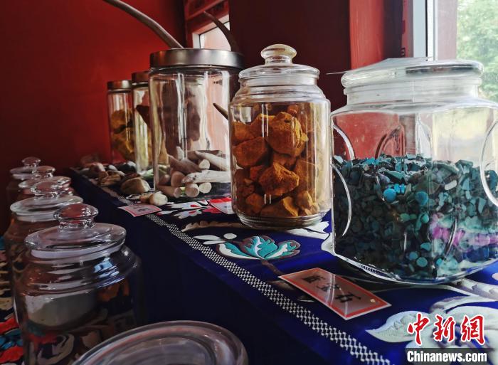 圖為唐卡繪畫(huà)礦物顏料展示?！?zhí)砀?攝