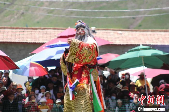 圖為觀眾們觀看表演?！“喱斂h文體旅游廣電局 供圖