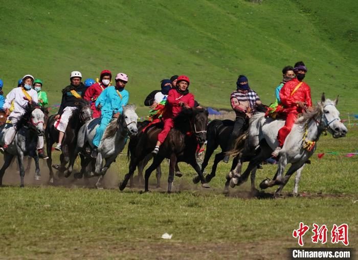 圖為選手進(jìn)行3000米賽馬比賽?！●R銘言 攝