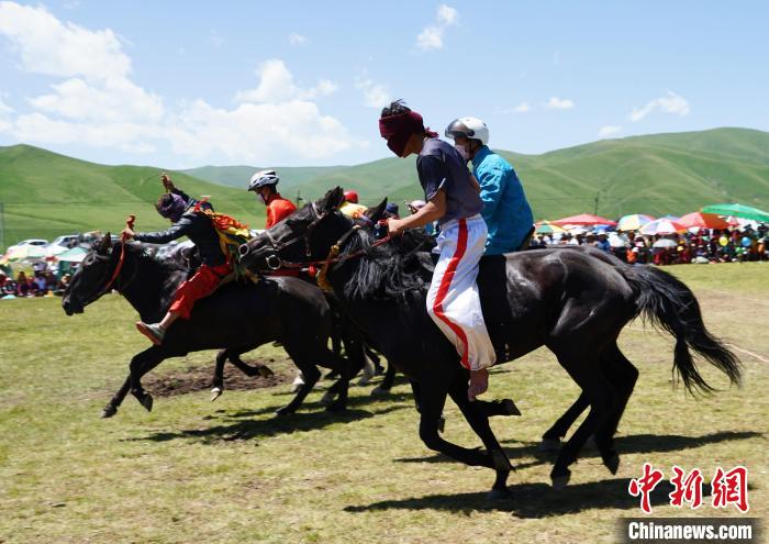 圖為選手進(jìn)行3000米賽馬比賽?！●R銘言 攝