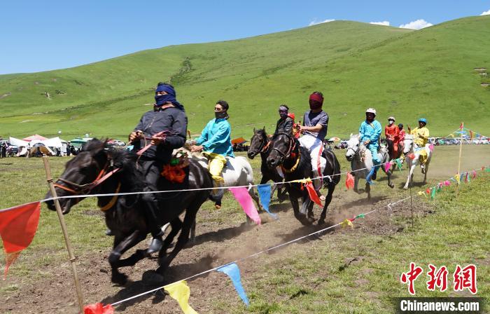 圖為選手進(jìn)行3000米賽馬比賽。　馬銘言 攝