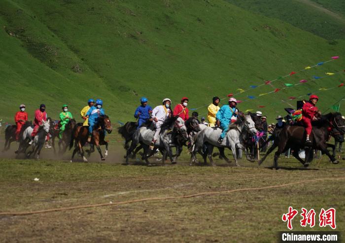 圖為選手進(jìn)行3000米賽馬比賽?！●R銘言 攝