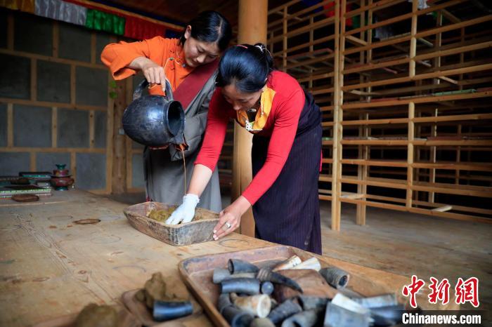 調(diào)合香團。　王磊 攝