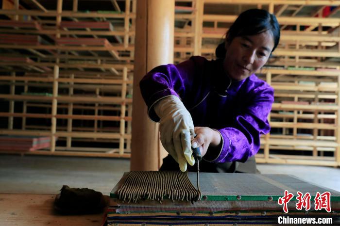 擠壓成香?！⊥趵?攝