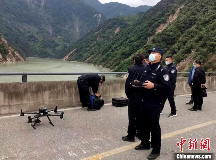 民警組成的搜尋隊(duì)利用無(wú)人機(jī)在震區(qū)開(kāi)展空中巡查?！「首沃莨簿止﹫D