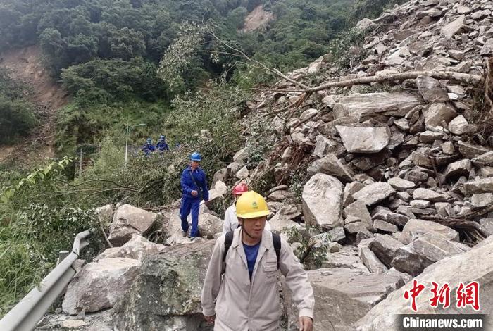 電力搶險人員徒步通過垮塌路段?！∷拇娏﹫D