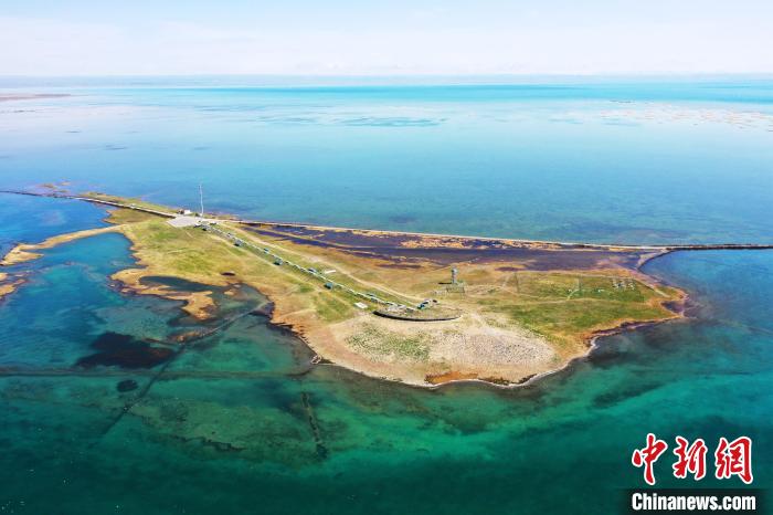 圖為無人機(jī)航拍青海湖?！≮w海梅 攝
