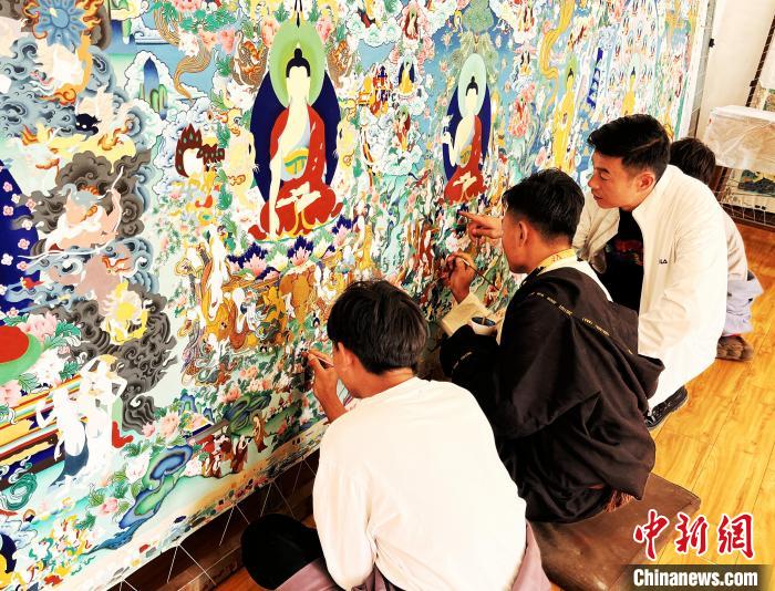 青海唐卡藝術(shù)小鎮(zhèn)：“勞模畫師”師帶徒，文化扶貧富一方
