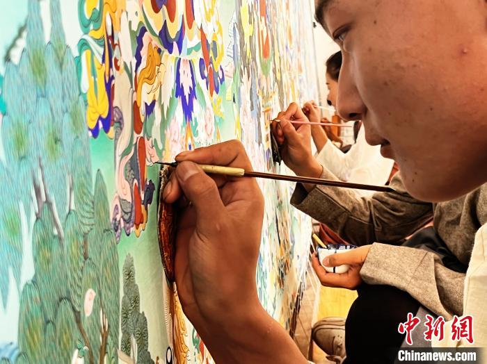 圖為畫師繪畫唐卡?！●R文莉 供圖