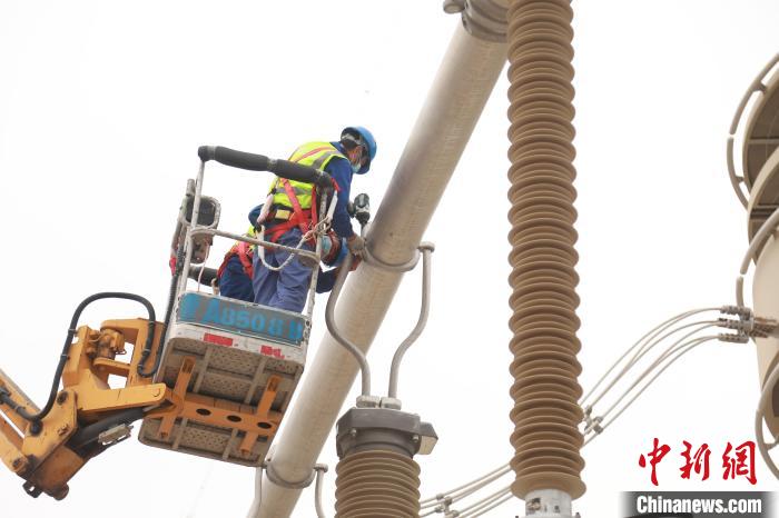 圖為國網(wǎng)青海超高壓公司變電檢修人員正在開展設(shè)備檢修工作?！≈煲闳?攝