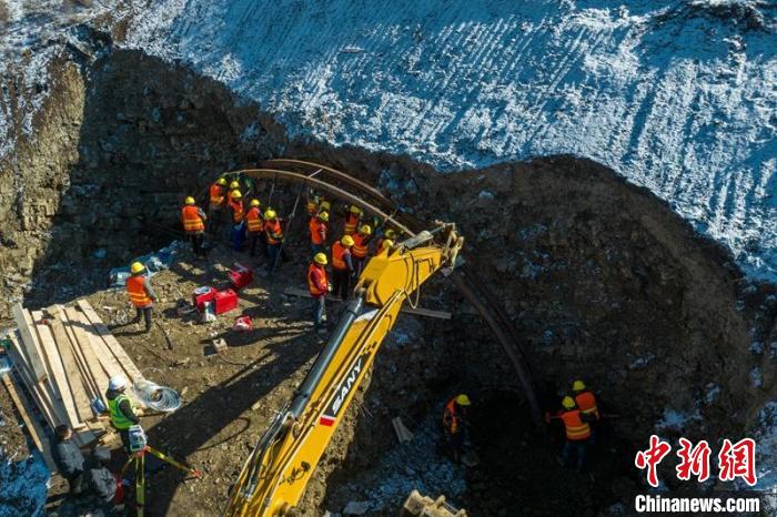 西成高鐵紅原2號隧道出口工人師傅正在進行導向墻、管棚施工作業(yè)?！⒅铱?攝