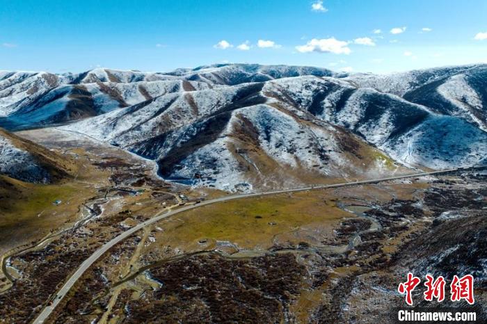 西成高鐵紅原2號隧道出口附近山頭已被雪覆蓋?！⒅铱?攝